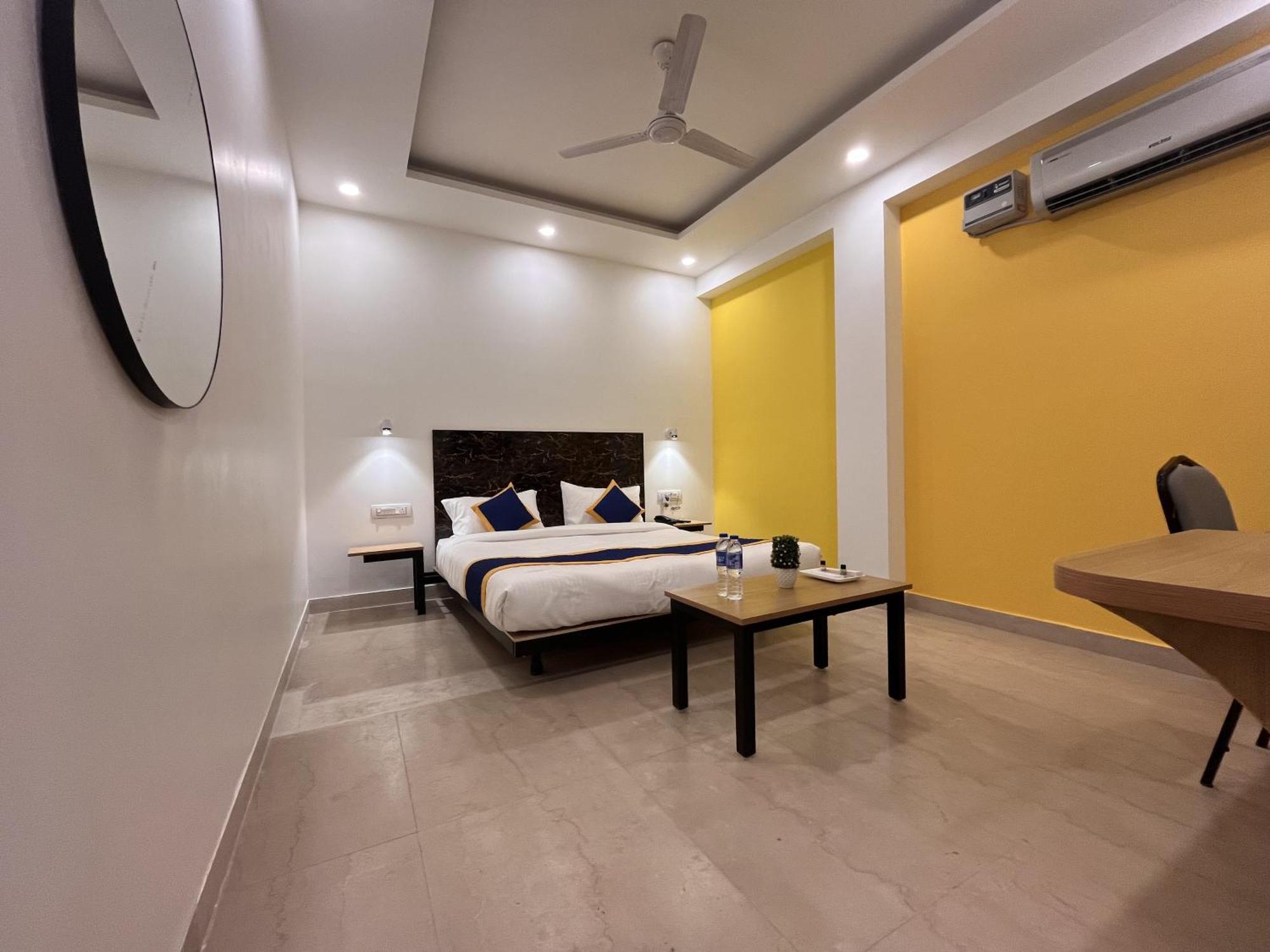 Aamantran Residency Hotel, Sohna Road, Sector 49, Gurugram Gurgaon Exterior photo